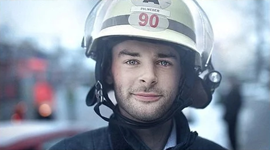 Portrait eines Feuerwehrmannes mit Helm