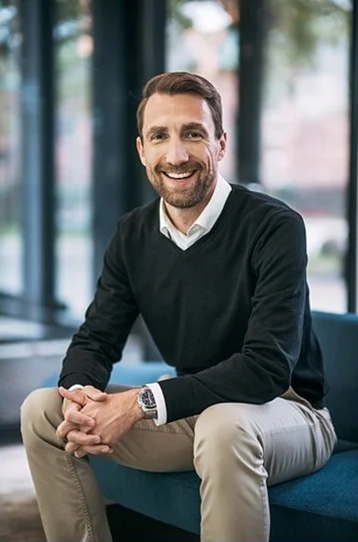 Businessportrait eines sitzenden Mannes